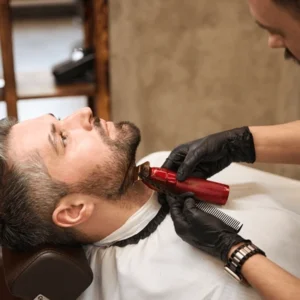 Servicio de barbería premium: afeitado clásico + afeitado de precisión